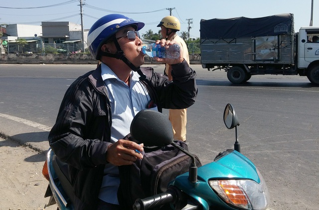 CSGT tặng nước suối, khăn lạnh cho người đi xe máy về quê ăn Tết - 4