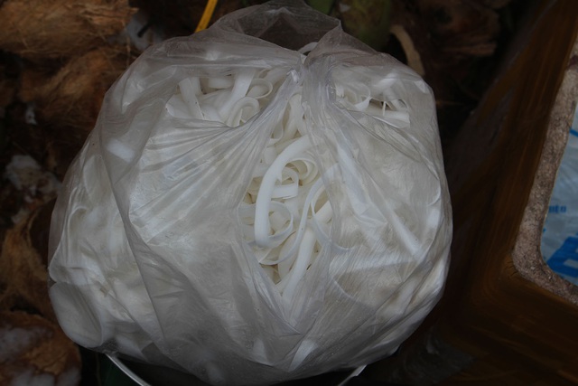 Chị gái chặt dừa mỏi tay, bán 300 kg cùi non mỗi ngày làm mứt Tết - 4 Chị gái chặt dừa mỏi tay, bán 300 kg cùi non mỗi ngày làm mứt Tết - 4