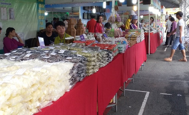 Cách mua bánh kẹo tết an toàn tránh hàng giả, hàng lậu - 2 Cách mua bánh kẹo tết an toàn tránh hàng giả, hàng lậu - 2