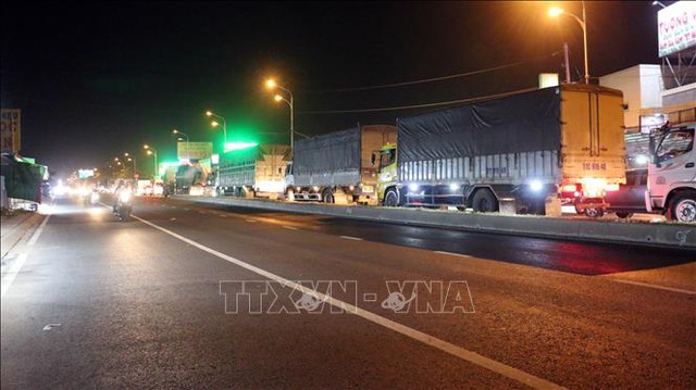 Tắc đường gần 10km từ th&agrave;nh phố Bến Tre đến cầu Rạch Miễu - 2