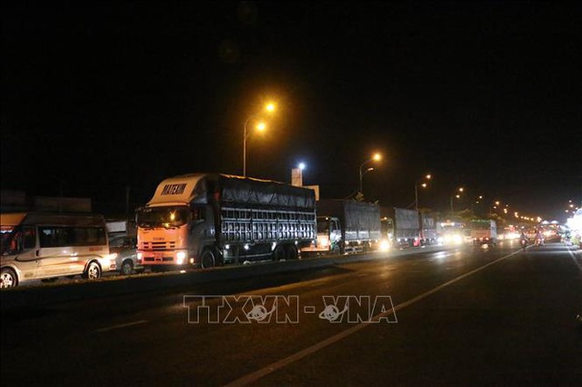 Tắc đường gần 10km từ th&agrave;nh phố Bến Tre đến cầu Rạch Miễu - 1