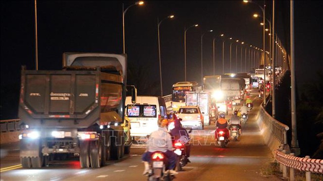 Tắc đường gần 10km từ th&agrave;nh phố Bến Tre đến cầu Rạch Miễu - 3