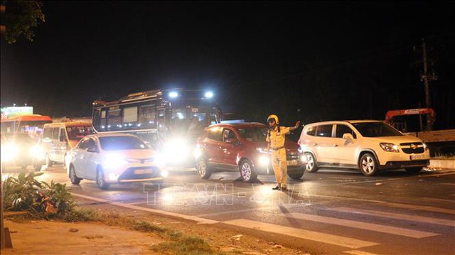 Tắc đường gần 10km từ th&agrave;nh phố Bến Tre đến cầu Rạch Miễu - 4