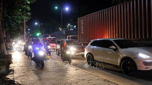 Tắc đường gần 10km từ th&agrave;nh phố Bến Tre đến cầu Rạch Miễu - 5