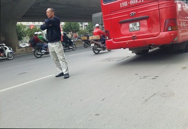 Hà Nội: Xe khách thỏa sức lộng hành xung quanh bến xe Mỹ Đình - 3