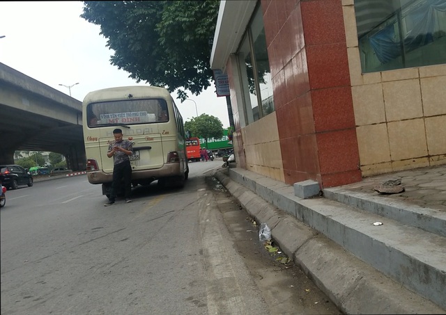 Hà Nội: Xe khách thỏa sức lộng hành xung quanh bến xe Mỹ Đình - 4
