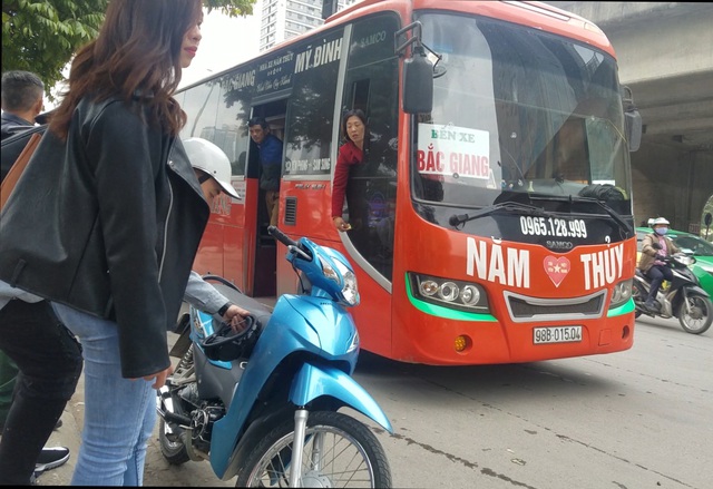 Hà Nội: Xe khách thỏa sức lộng hành xung quanh bến xe Mỹ Đình - 6