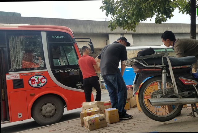 Hà Nội: Xe khách thỏa sức lộng hành xung quanh bến xe Mỹ Đình - 2
