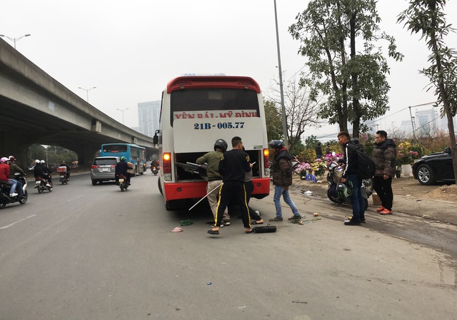 Hà Nội: Xe khách thỏa sức lộng hành xung quanh bến xe Mỹ Đình - 1
