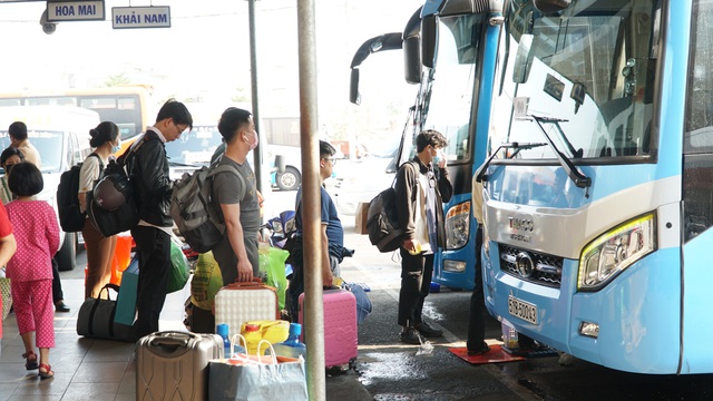 Bến xe miền Tây thông thoáng, bến xe miền Đông kẹt cứng ngày cận Tết - 3