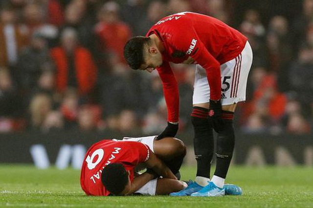 Những khoảnh khắc g&acirc;y thất vọng của Man Utd trước Burnley tr&ecirc;n s&acirc;n nh&agrave; - 4