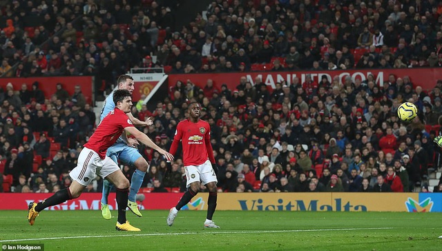 Man Utd bị Burnley đ&egrave; bẹp ngay tr&ecirc;n s&acirc;n nh&agrave; Old Trafford - 4
