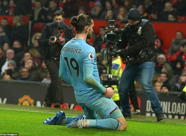 Những khoảnh khắc g&acirc;y thất vọng của Man Utd trước Burnley tr&ecirc;n s&acirc;n nh&agrave; - 11