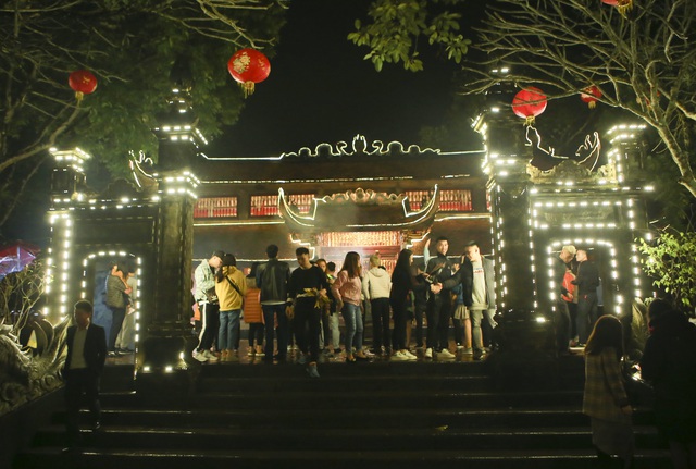 Hàng nghìn người đi “xin lộc” xuyên đêm ở đền thờ Thánh Gióng - 1 Hàng nghìn người đi “xin lộc” xuyên đêm ở đền thờ Thánh Gióng - 1