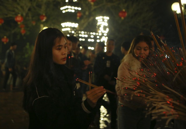 Hàng nghìn người đi “xin lộc” xuyên đêm ở đền thờ Thánh Gióng - 10 Hàng nghìn người đi “xin lộc” xuyên đêm ở đền thờ Thánh Gióng - 10