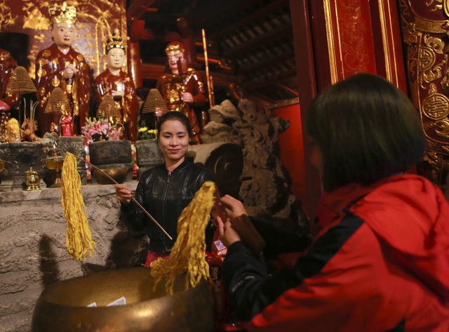 Hàng nghìn người đi “xin lộc” xuyên đêm ở đền thờ Thánh Gióng - 3 Hàng nghìn người đi “xin lộc” xuyên đêm ở đền thờ Thánh Gióng - 3