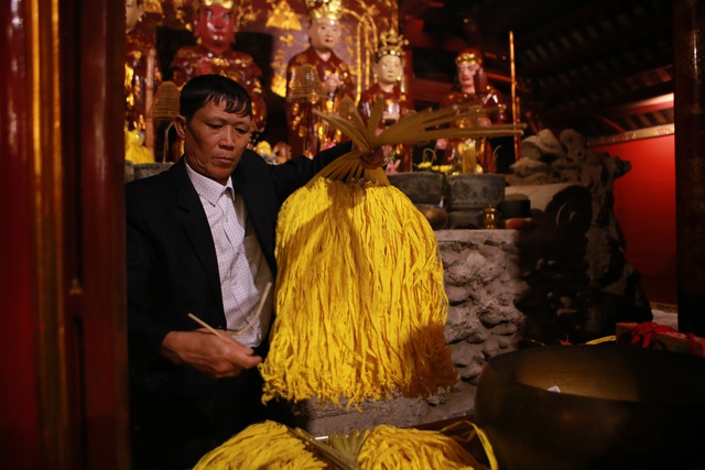 Hàng nghìn người đi “xin lộc” xuyên đêm ở đền thờ Thánh Gióng - 6 Hàng nghìn người đi “xin lộc” xuyên đêm ở đền thờ Thánh Gióng - 6