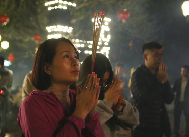 Hàng nghìn người đi “xin lộc” xuyên đêm ở đền thờ Thánh Gióng - 7 Hàng nghìn người đi “xin lộc” xuyên đêm ở đền thờ Thánh Gióng - 7