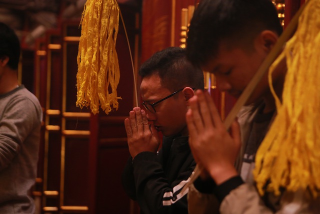 Hàng nghìn người đi “xin lộc” xuyên đêm ở đền thờ Thánh Gióng - 8 Hàng nghìn người đi “xin lộc” xuyên đêm ở đền thờ Thánh Gióng - 8