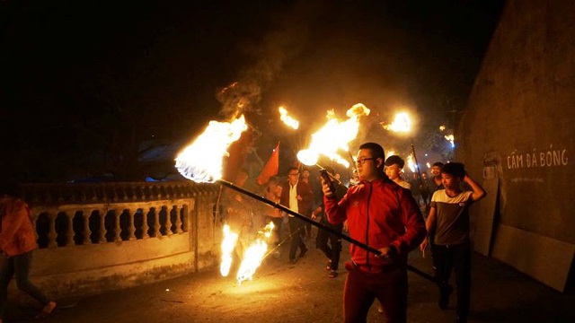 Đ&ecirc;m Giao thừa, cả l&agrave;ng chạy thật nhanh đưa &ldquo;lửa Th&aacute;nh&rdquo; về nh&agrave; - 4