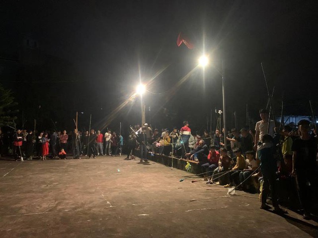 Đ&ecirc;m Giao thừa, cả l&agrave;ng chạy thật nhanh đưa &ldquo;lửa Th&aacute;nh&rdquo; về nh&agrave; - 2