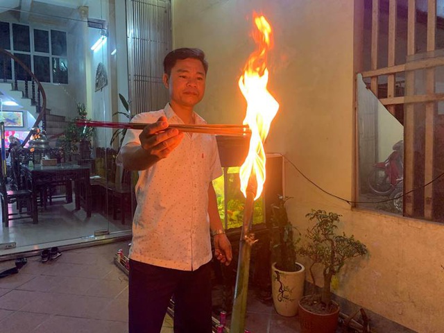 Đ&ecirc;m Giao thừa, cả l&agrave;ng chạy thật nhanh đưa &ldquo;lửa Th&aacute;nh&rdquo; về nh&agrave; - 6