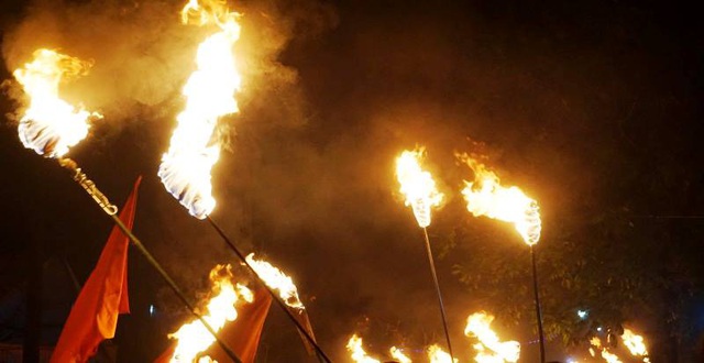 Đ&ecirc;m Giao thừa, cả l&agrave;ng chạy thật nhanh đưa &ldquo;lửa Th&aacute;nh&rdquo; về nh&agrave; - 7