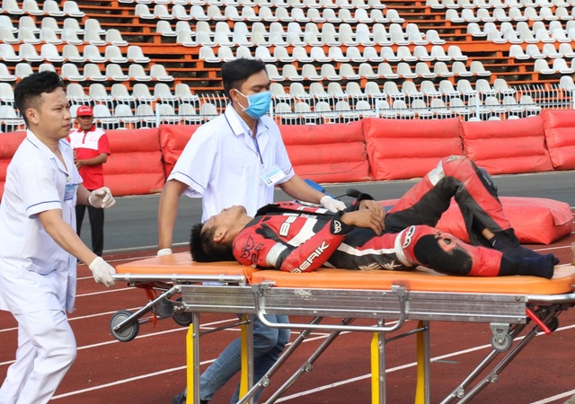Hơn chục nghìn khán giả đến xem giải đua xe mô tô toàn quốc - 13 Hơn chục nghìn khán giả đến xem giải đua xe mô tô toàn quốc - 13