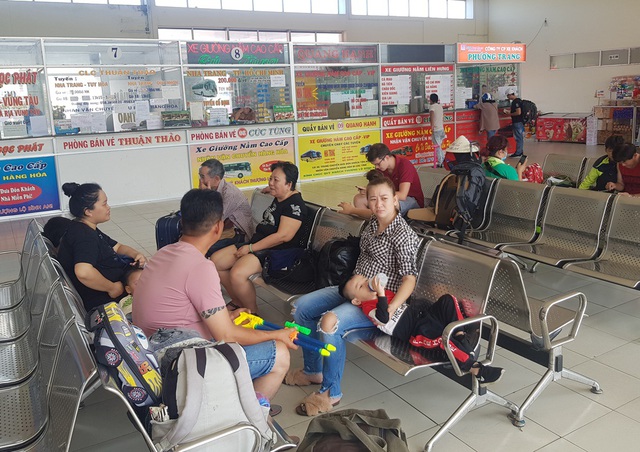 Phụ thu 60% sau Tết, nhiều nhà xe vẫn “cháy vé” - 3 Phụ thu 60% sau Tết, nhiều nhà xe vẫn “cháy vé” - 3