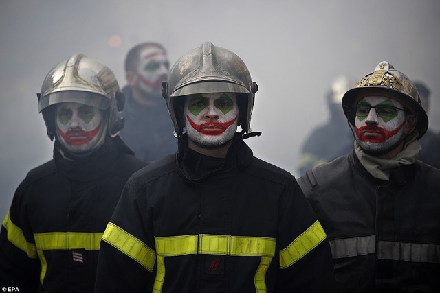Cảnh sát đối đầu dữ dội lính cứu hỏa tại Paris - 3
