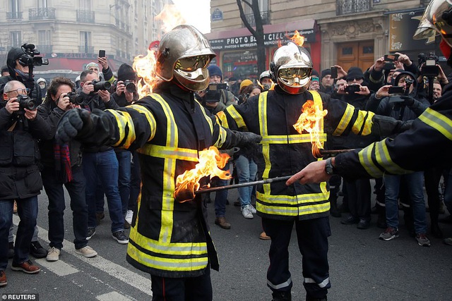Cảnh sát đối đầu dữ dội lính cứu hỏa tại Paris - 7