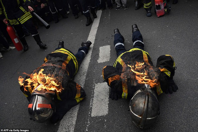 Cảnh sát đối đầu dữ dội lính cứu hỏa tại Paris - 5