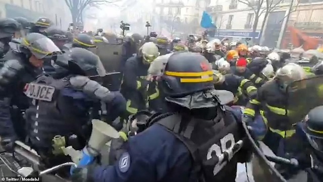 Cảnh sát đối đầu dữ dội lính cứu hỏa tại Paris - 4