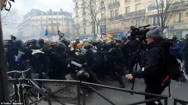Cảnh sát đối đầu dữ dội lính cứu hỏa tại Paris - 8