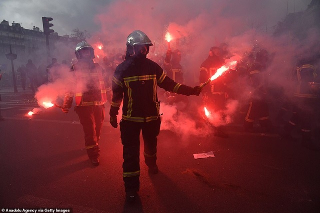 Cảnh sát đối đầu dữ dội lính cứu hỏa tại Paris - 1