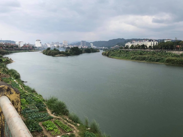Nước sông Hồng có màu xanh bất thường ngày đầu năm - 1 Nước sông Hồng có màu xanh bất thường ngày đầu năm - 1