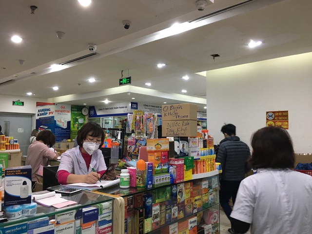 Công an vào cuộc vụ chợ thuốc Hapulico đồng loạt treo biển “không bán khẩu trang, nước rửa tay, miễn hỏi” - 3 Công an vào cuộc vụ chợ thuốc Hapulico đồng loạt treo biển “không bán khẩu trang, nước rửa tay, miễn hỏi” - 3