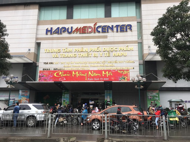 Công an vào cuộc vụ chợ thuốc Hapulico đồng loạt treo biển “không bán khẩu trang, nước rửa tay, miễn hỏi” - 1 Công an vào cuộc vụ chợ thuốc Hapulico đồng loạt treo biển “không bán khẩu trang, nước rửa tay, miễn hỏi” - 1