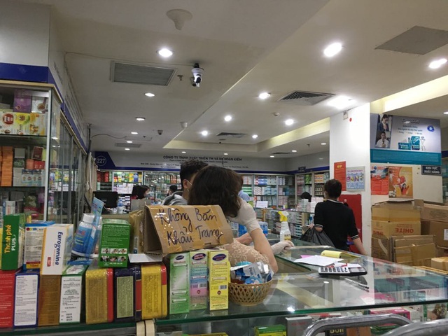 Công an vào cuộc vụ chợ thuốc Hapulico đồng loạt treo biển “không bán khẩu trang, nước rửa tay, miễn hỏi” - 5 Công an vào cuộc vụ chợ thuốc Hapulico đồng loạt treo biển “không bán khẩu trang, nước rửa tay, miễn hỏi” - 5