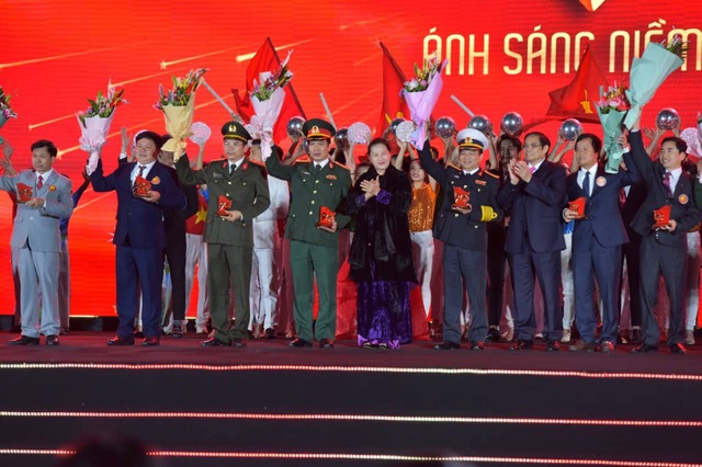 Cầu truyền hình “Ánh sáng niềm tin” ở nơi đầu tiên đón cuốn Đường Kách mệnh - 8 Cầu truyền hình “Ánh sáng niềm tin” ở nơi đầu tiên đón cuốn Đường Kách mệnh - 8