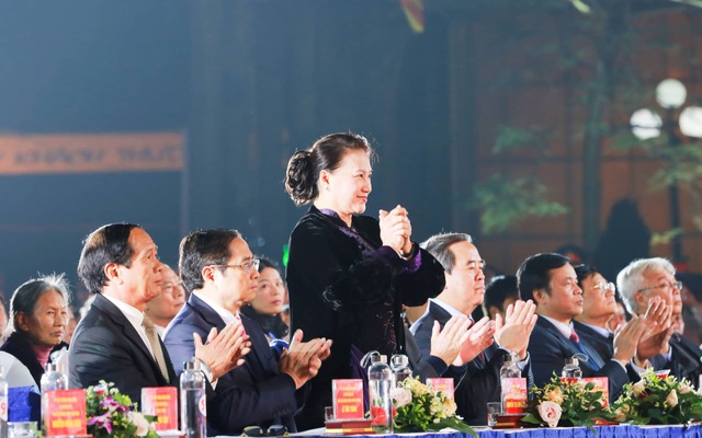 Cầu truyền hình “Ánh sáng niềm tin” ở nơi đầu tiên đón cuốn Đường Kách mệnh - 5 Cầu truyền hình “Ánh sáng niềm tin” ở nơi đầu tiên đón cuốn Đường Kách mệnh - 5