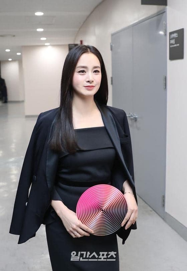 Vẻ đẹp vượt thời gian của mỹ nh&acirc;n hai con Kim Tae Hee - 7