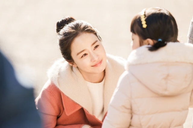 Vẻ đẹp vượt thời gian của mỹ nh&acirc;n hai con Kim Tae Hee - 1