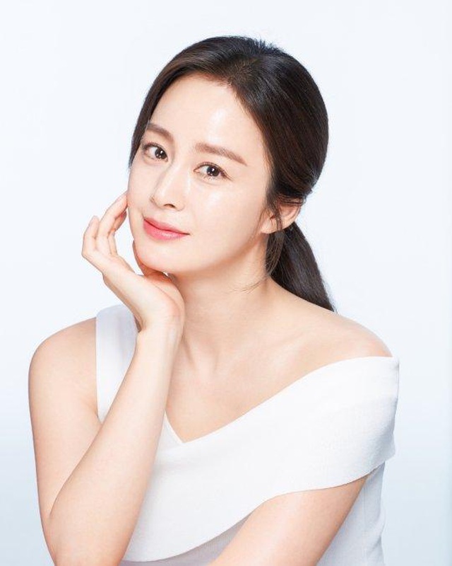 Vẻ đẹp vượt thời gian của mỹ nh&acirc;n hai con Kim Tae Hee - 8