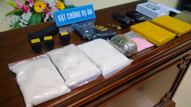 Triệt phá tụ điểm bán ma túy, thu giữ 3 khẩu súng và đạn - 1