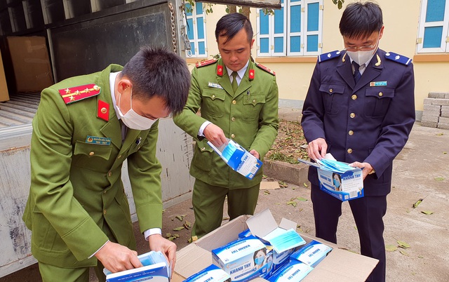 Thu giữ gần 62.000 chiếc khẩu trang chuẩn bị xuất lậu sang Trung Quốc - 1 Thu giữ gần 62.000 chiếc khẩu trang chuẩn bị xuất lậu sang Trung Quốc - 1