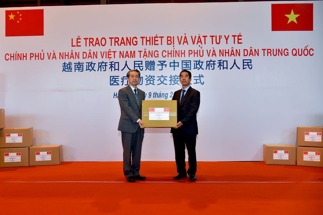 Việt Nam chuyển khẩu trang, vật tư y tế tốt nhất tặng Trung Quốc - 1