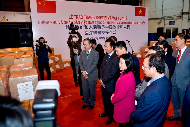 Việt Nam chuyển khẩu trang, vật tư y tế tốt nhất tặng Trung Quốc - 2