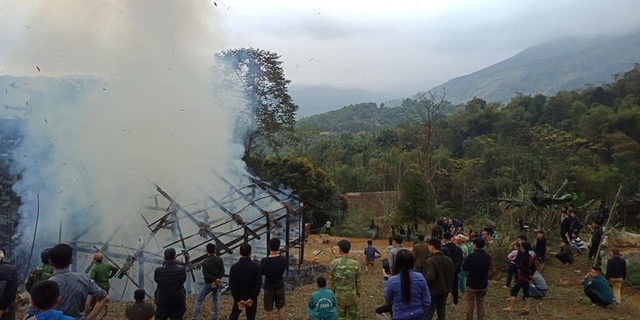 Hai ngôi nhà sàn bị kẻ say rượu đốt thành than - 1 Hai ngôi nhà sàn bị kẻ say rượu đốt thành than - 1