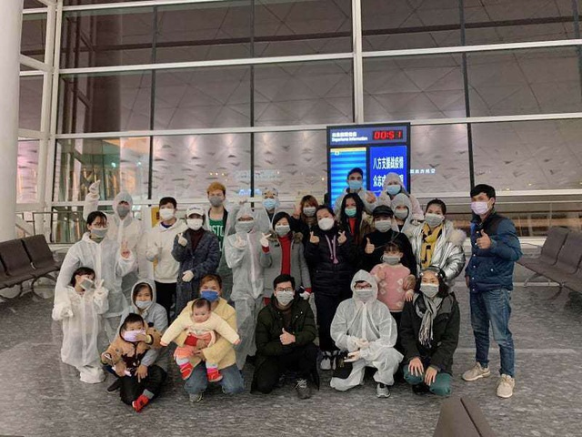 Hình ảnh đầu tiên của 29 người Việt vừa trở về từ Vũ Hán - 2 Hình ảnh đầu tiên của 29 người Việt vừa trở về từ Vũ Hán - 2